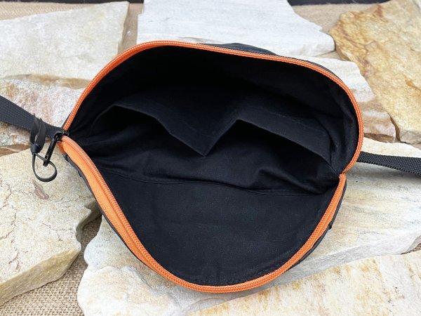 Bauchtasche mit innen liegenden, offenen Fächern